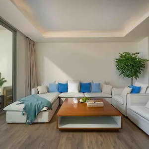 Apartment Stunning Across My Khe ! Rooftop Pool & Gym, Da Nang